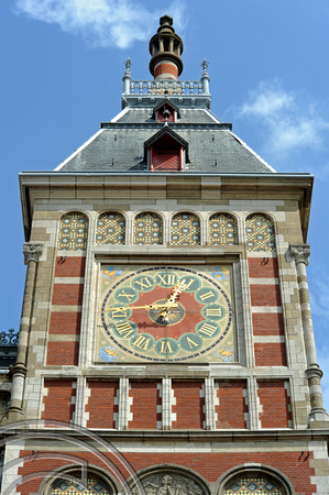 FDG06813. Station clock. Amsterdam Centraal. Holland. 29.4.08.