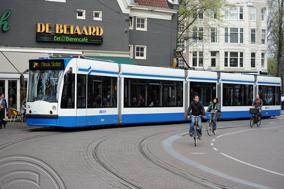 FDG06835. Tram 2042. Spui. Amsterdam Centraal. Holland. 29.4.08.