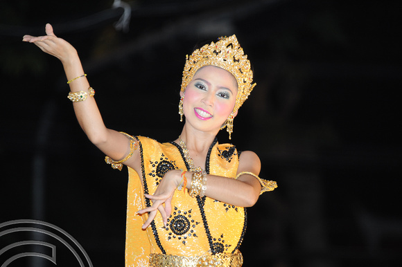 TD08143. Thai traditional dancing. Khao San Rd. Bangkok. Thailand. 31.12.08