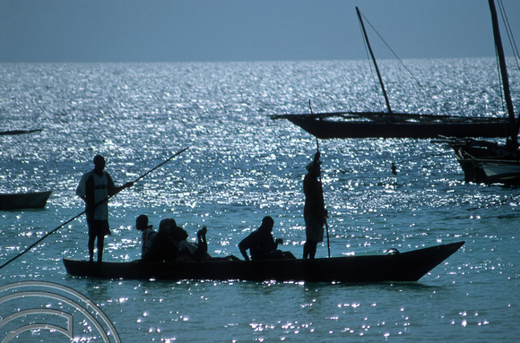 T11225. Punting a boat. Nungwi. Zanzibar. Tanzania. Africa. 30.05.01