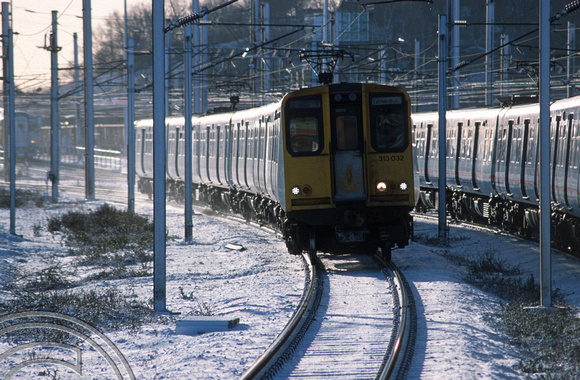 11673. 313032 arrives from Moorgate in the snow. Hornsey. 31.01.03