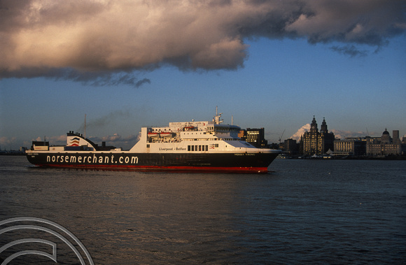 T14300. Mersey Viking. Belfast wagon ferry. River Mersey. Liverpool. England. 03.10.02