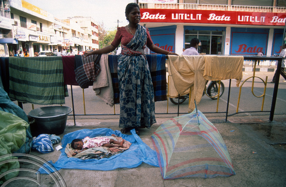 T6594. Homeless woman with baby. Pondicherry. Tamil Nadu India. 29th January 1998