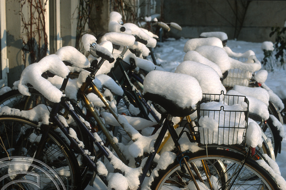 T12364. bike in the snow. Christianhavns. Copenhagen. Denmark. 31.12.01