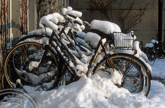 T12363. bike in the snow. Christianhavns. Copenhagen. Denmark. 31.12.01