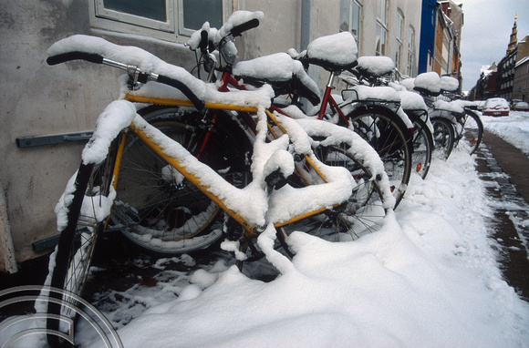 T12343. Bikes in the snow. Christianhavns. Copenhagen. Denmark. 31.12.01
