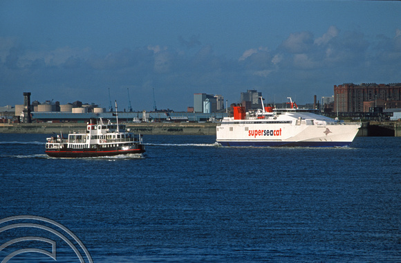 T14276. Mersey and Irish ferries. Liverpool. England. 03.10.02