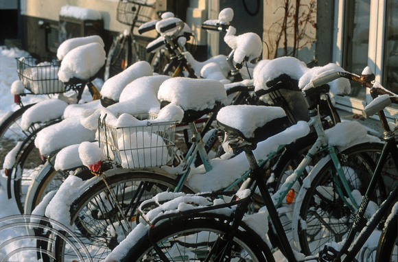 T12365. bike in the snow. Christianhavns. Copenhagen. Denmark. 31.12.01