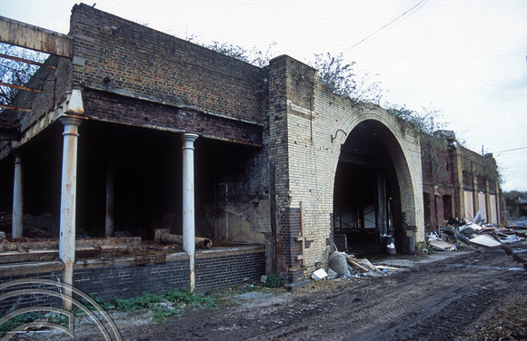 11607. In Pedley St looking across to an old brick archway. Shoreditch good depot. 02.12.2002
