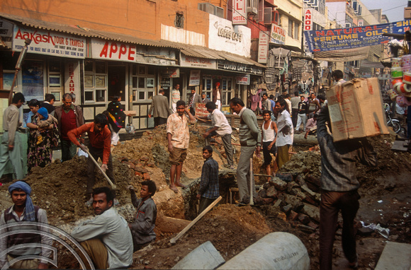 T4603. Laying a new water main. Paharganj. Old Delhi. India. January 1994.