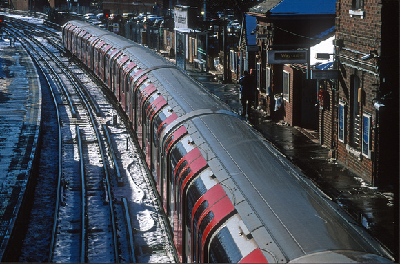 21049. Central line train in the snow. Epping. 29.01.04