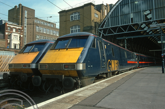 21039. 91003 and 91020 (nc). 20 is on the Scottish Pullman. Kings Cross.10.05.01