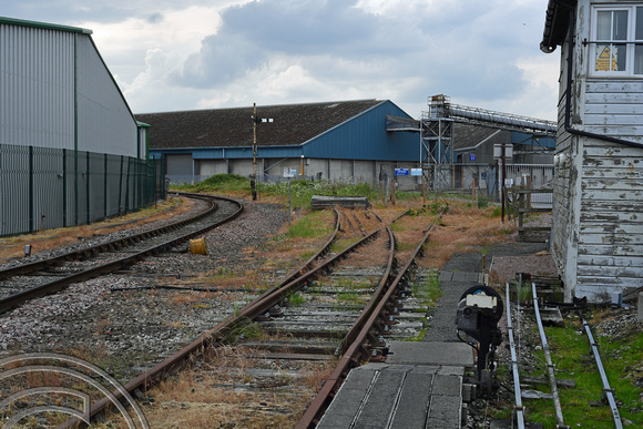 DG270386. Abandoned sidings. Barrow Road Crossing. New Holland. Lincs. 18.5.17