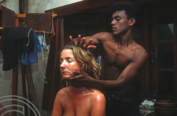 17138. Lynn getting a massage. Kandy. Sri Lanka. 05.01.04
