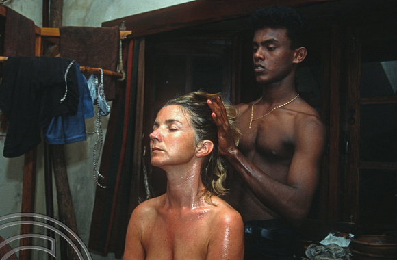 17139. Lynn getting a massage. Kandy. Sri Lanka. 05.01.04