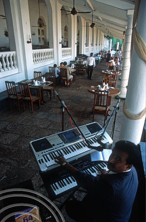 17240. Musical entertainment. Galle Face Hotel. Colombo. Sri Lanka. 10.01.04