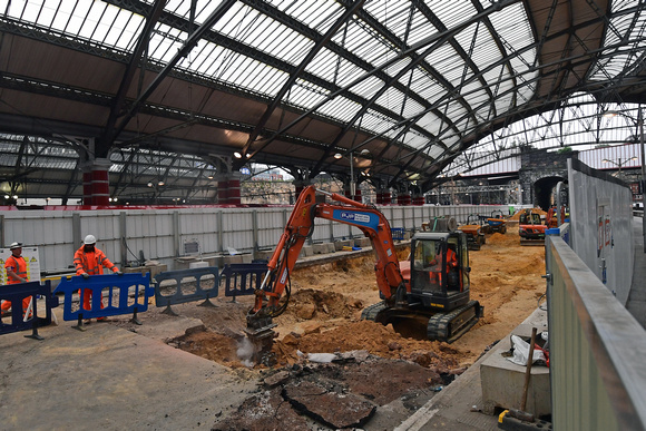 DG275021. Building new platforms. Liverpool Lime St. 28.6.17