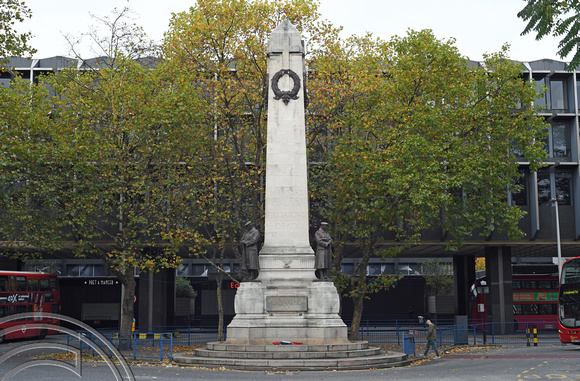 DG285685. War memorial. Euston. 29.10.17