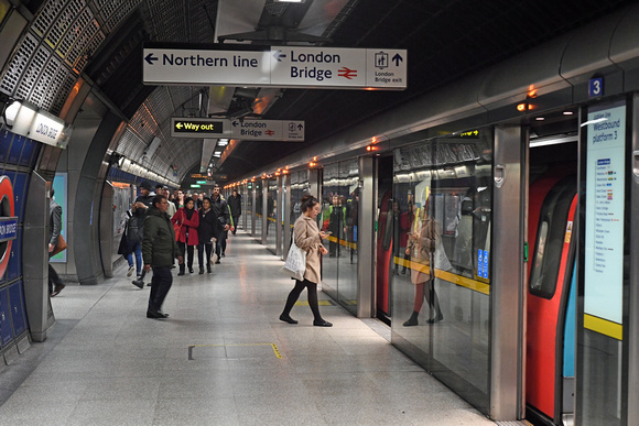DG286680. Jubilee line platform. London Bridge station LUL. 15.11.17