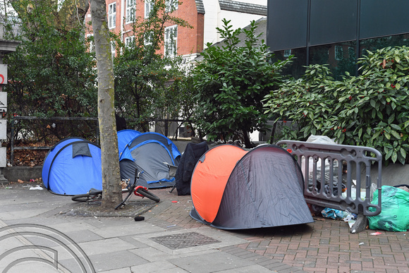 DG288392. Homeless people in tents on the Euston Rd. London. 8.1.18