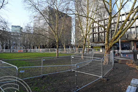 DG288435. Fencing off W side of Euston Gardens ready for Hs2 work to commence. Euston. 16.1.18