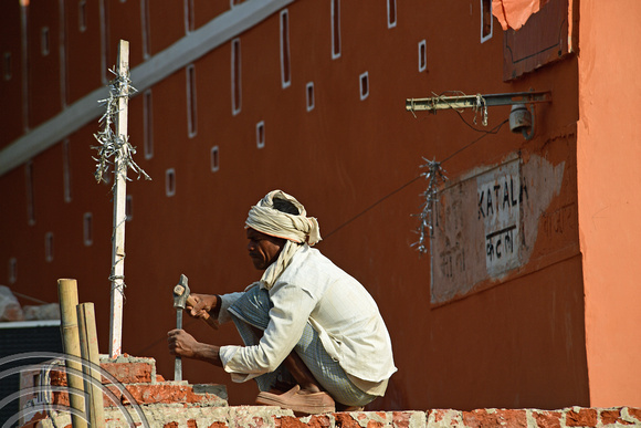 DG293275. Demolishing a wall. Jaipur. Rajasthan. India. 10.3.18