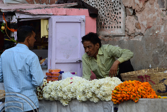 DG293280. Selling flowers. Jaipur. Rajasthan. India. 10.3.18
