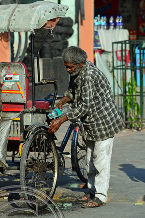 DG293283. Man washing his rickshaw. Jaipur. Rajasthan. India. 10.3.18