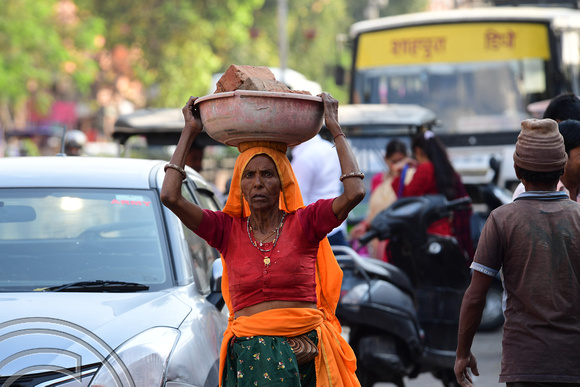 DG293297. Woman carrying bricks. Jaipur. Rajasthan. India. 10.3.18