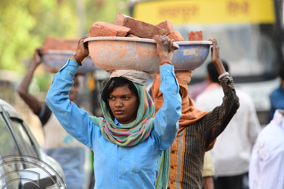 DG293304. Woman carrying bricks. Jaipur. Rajasthan. India. 10.3.18