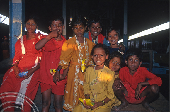 T6560. Pilgrimage children at the railway station. Trichy. Tamil Nadu. India 1998