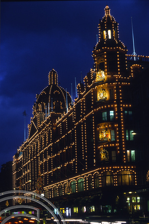 T10305. Harrods lit up at night. London. England. 13.12.2000