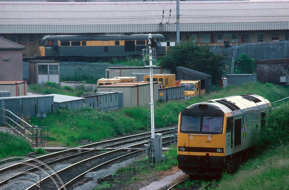 04798. 60062. 31134 passing through the station in the background. Warrington Arpley. 13.6.1995