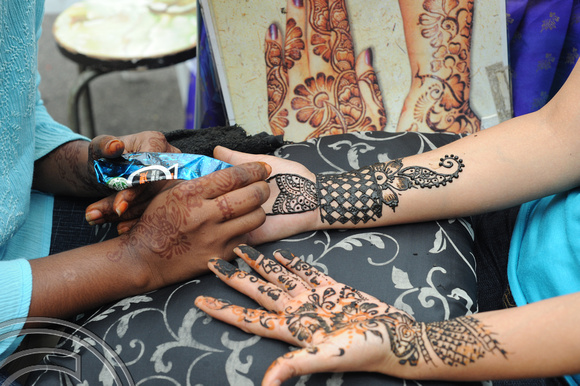 TD26188. Henna tattoos. Little India. Singapore. 6.10.09.