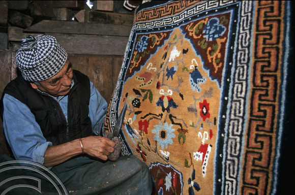 T6943. Carpetmaker. Refugee centre. Darjeeling. W Bengal. India 1998.