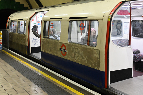DG410834. tired looking train. Bakerloo line. Marylebone. London. 27.2.2024.