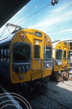 FR0626. 1982 EMUs 1309 and 1177. Wellington. North Island. New Zealand. 05.02.1999