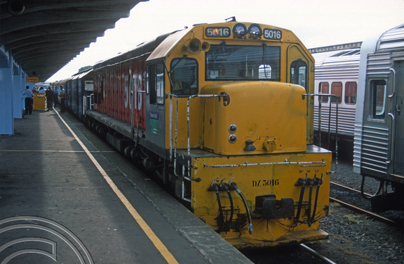 FR0620. ZZ Class Co-Co No 5016. Aucjkand - Wellington train. Auckland. New Zealand. 04.02.1999