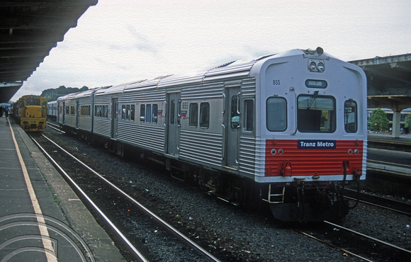 FR0619. DMU 855 and 805. Auckland. New Zealand. 04.02.1999