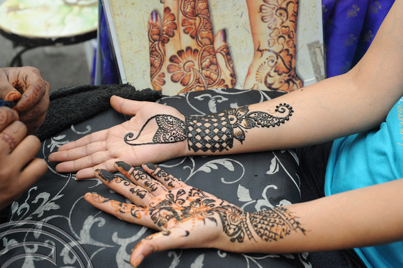 TD26187. Henna tattoos. Little India. Singapore. 6.10.09.
