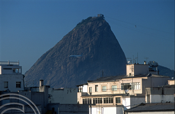 T13482. A plane flies past Morro da Urca. Rio de Janeiro. Brazil. 7.8.2002