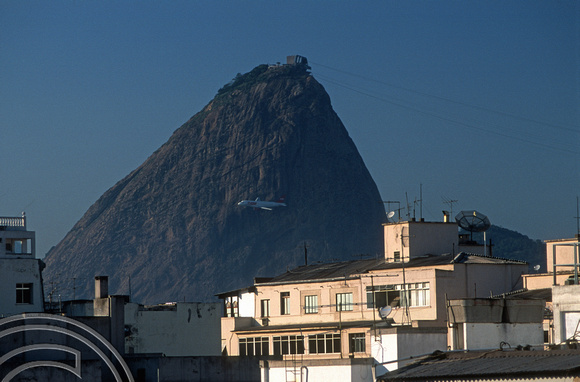 T13477. A plane flies past Morro da Urca. Rio de Janeiro. Brazil. 7.8.2002