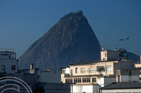 T13478. A plane flies past Morro da Urca. Rio de Janeiro. Brazil. 7.8.2002
