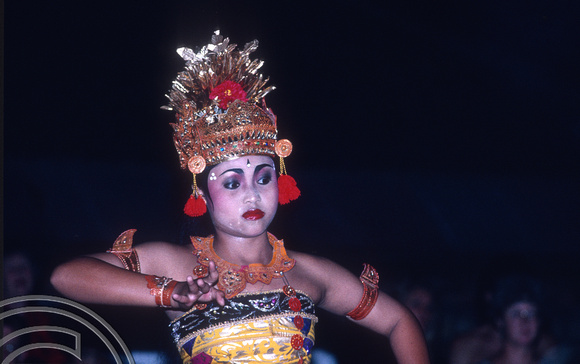 T5185. Balinese dancers. Ubud. Bali. Indonesia. January 1995