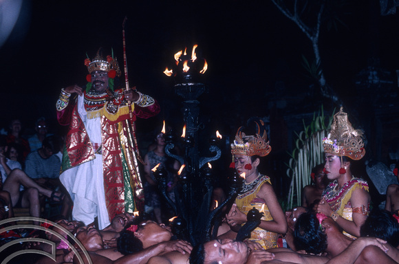 T5195. Balinese dancers. Ubud. Indonesia. January 1995.