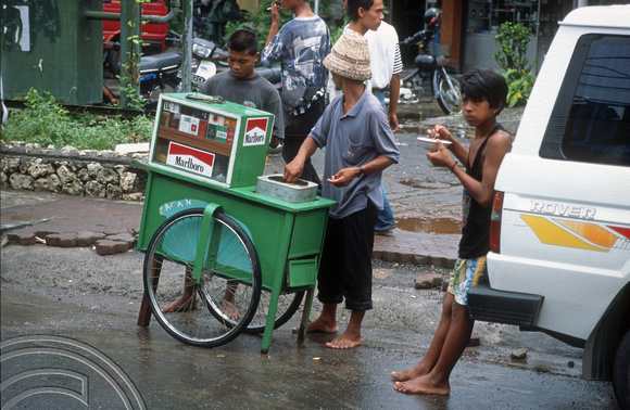T5205. Hawker's cart. Kuta. Indonesia. January 1995.