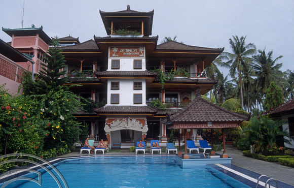 T5206. La Walon bungalows. Kuta. Indonesia. 14th January 1995.
