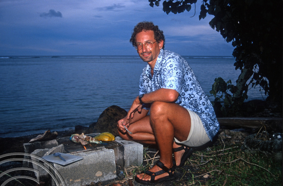 T9156. Me grilling parrot fish. Rarotonga. Cook Islands. March 1999