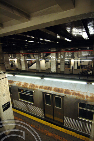 FDG05839. J line metro. Chambers St. New York. USA. 8.4.07.