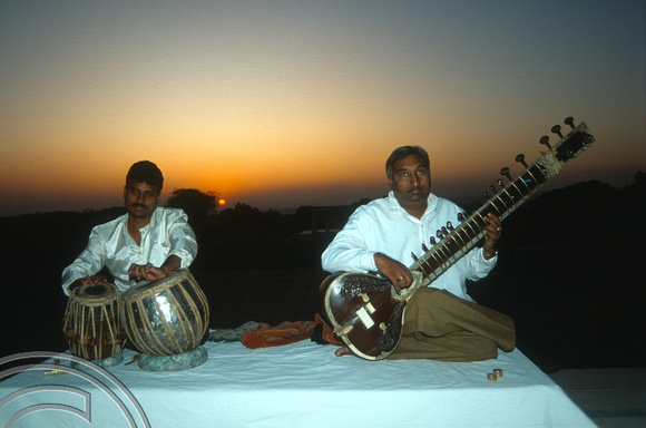 T04241. Musicians. umaid Bhavan Palace. Jodhpur. Rajasthan. India. 1993.
